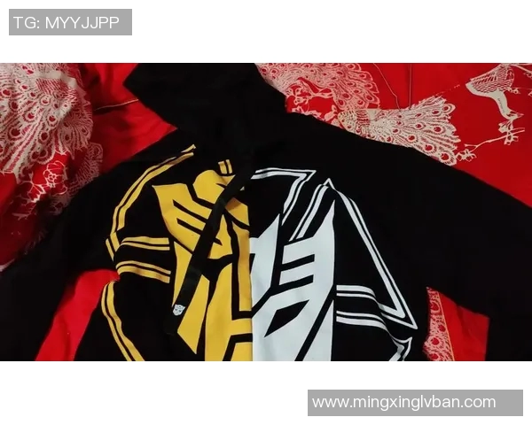 足球明星红毯装大揭秘：时尚与运动的完美结合引领潮流风向标