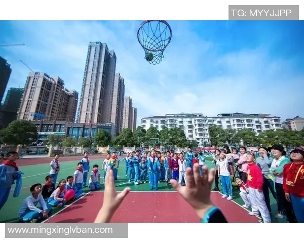 唐狮与足球明星同框合影展现运动激情与时尚魅力的完美结合