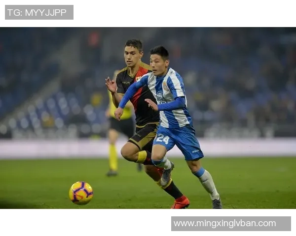 足球巨星化身公园老者引发围观球迷热议趣事不断